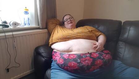 SSBBW STUFFS BELLY IN TIGHT JEANS AND PANTIES