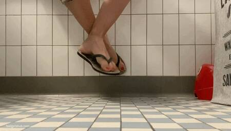 KIRA IN HER HAVAIANAS LEOPARD FLIP FLOPS DOING LAUNDRY - MP4 Mobile Version