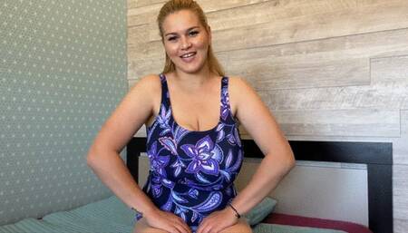 Boobs bouncing and swallowing grapes