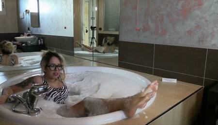 LADY DEMONIQUE: I USE YOU WHILE I RELAX - TI USO MENTRE MI RILASSO