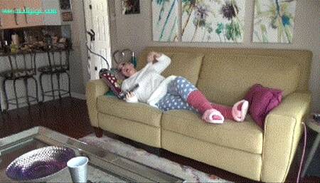 BRUTAL WRIST SUSPENSION IN HER PAJAMAS_6HI