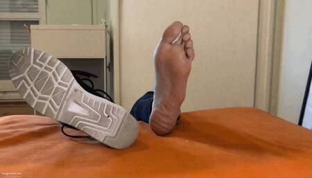 TICKLING KYLIE'S BIG FEET AFTER GYM - MOV HD