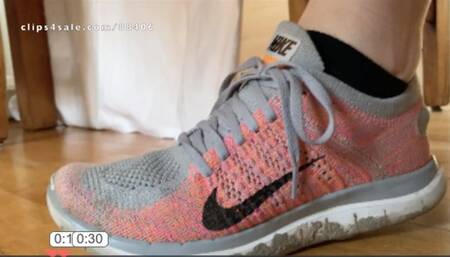 A Shoejob and footjob with Happy End under very well worn Nike Sneakers - HD