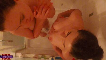 Girlfriends Showering mp4