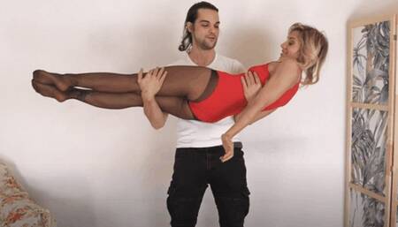 una piuma tra le braccia, Nicola solleva Eleonore - a feather in his arms, Nicola lifts Eleonore