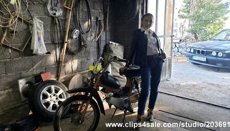 17 - Kata revving moped