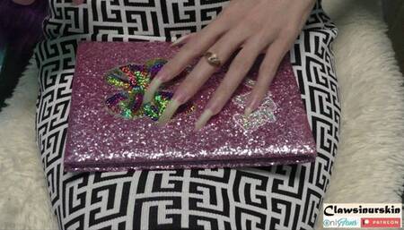 Nails in Action - Long Claws Scratching glitter book