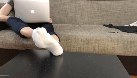 KYLIE HAS ITCHY FUNGUS FOOT - MP4 Mobile Version