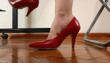 TINY COWORKER AND UNAWARE GIANTESS IN THE OFFICE - MOV HD