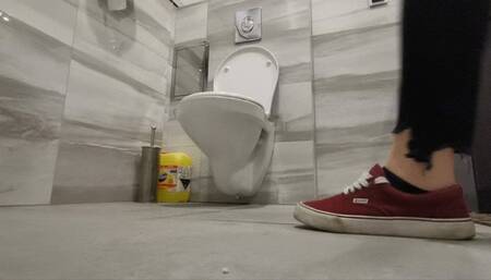 Work toilet visit in trimmed jeans & dirty farts