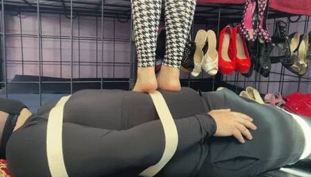 Fullweight hardcore barefoot trampling (wmv)