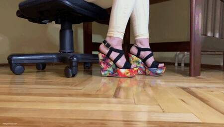 SMALL FEET IN UNCOMFORTABLE PLATFORMS - MP4 HD