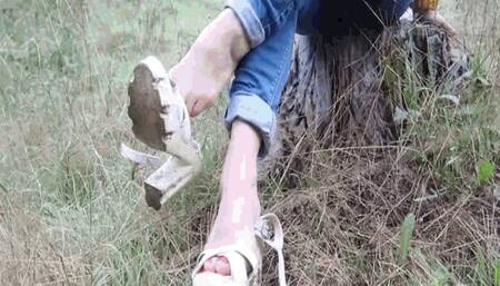 Walking in the woods in high heels WMV(1280x720)FHD