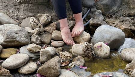 RELAXING HER PETITE FEET IN A FOUNTAIN - MP4 HD