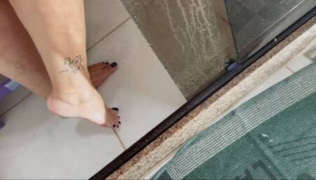 Juliette-RJ and Dolce Amaran footsie in the shower fucking the drain - BBW - SHOWER - DRAIN - FEET - CURVE - CHUBBY - WET FEET - WATER PLAY