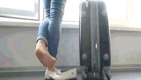 With a suitcase by the open window MP4(1280x720)FHD