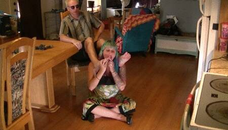 Olga eat male feet (wmv)