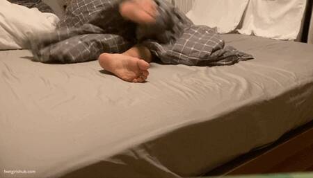 SNORING KIRA, SEXY SOLES UNDER THE COVERS - MOV Mobile Version