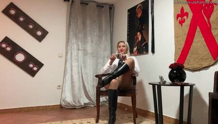 FUMANDO EN PANTYS Y CORBATA