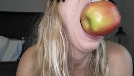 Big teeth bites of the apple