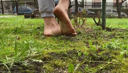 DIRTY FEET WALKING ON GRASS - MOV HD
