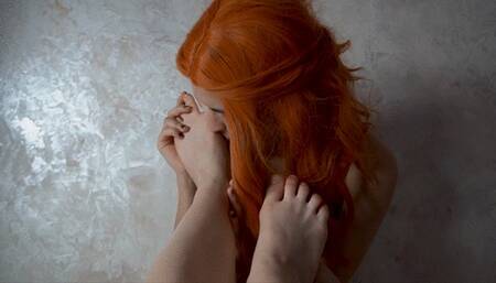 the bitch was  to suck her toes on her birthday (HD 720p MP4)