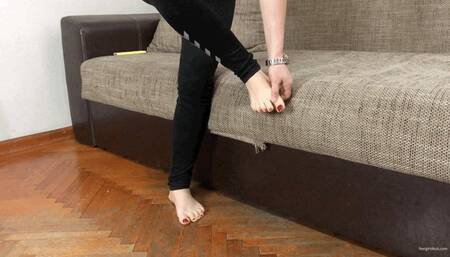 KYLIE ACCIDENTALLY STEPS ON NICKY’S FOOT AND INJURES HER BIG TOE - MOV HD