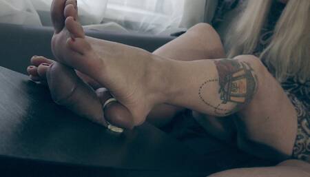 Feet play with balls and crush | 61 (1080p mp4)