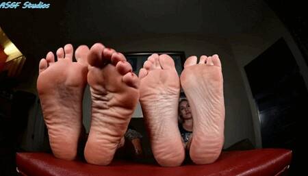 Tomiko and Jolene 's big feet soles - MOV