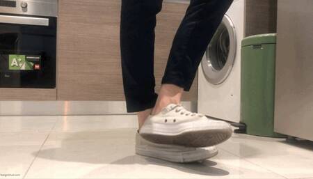 FUNGUS FEET ITCHY FOOT KYLIE - MP4 Mobile version