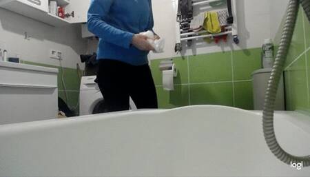 I pee to the bathtub mp4