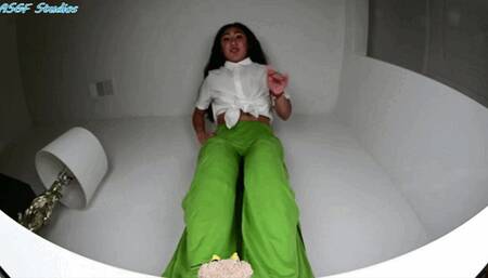 Sundae doesn't think the workers joke is amusing! So they'll be squashed! - MP4