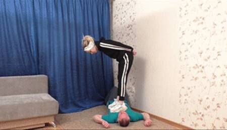 Man must handle with babe stamping on his face, vf1939x 1080p