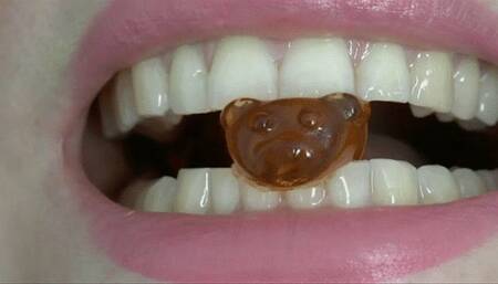 I bite slowly, I cut their juicy flesh MP4 HD 720p