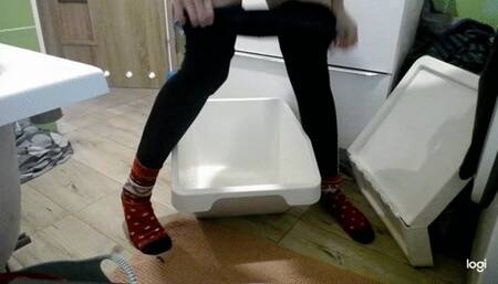 I pee in to the white container mp4