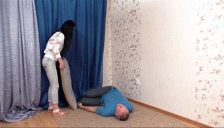 Black-haired chick tries foot domination on her BF, vf2510h 720p
