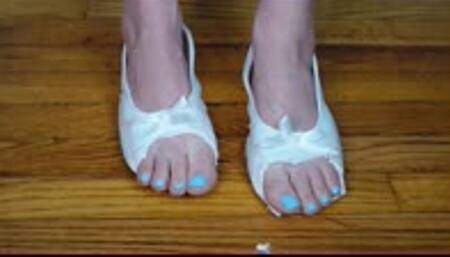 Rapid Foot Growth from Magic Slippers that are suppose to fix Deanna's Sore Feet! Slippers Destroyed by Foot Growth WMV 1080