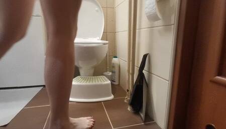 Quick toilet before work & touching my dripping pussy to orgasm - loud moans