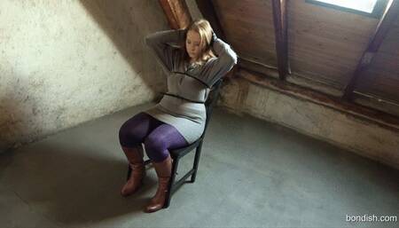 OFFICER LARISSA CATCHES THE PANTYHOSE SHOPLIFTER