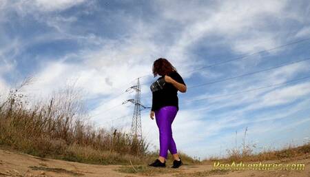 BBW pee trough her leggings in a hot day outdoor