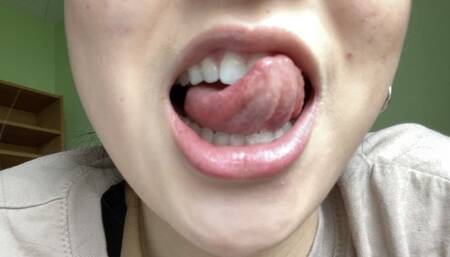 Aurora's Teeth Tease You Madly