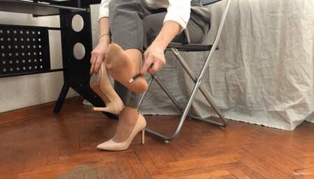 ITCHY FEET AND TOES SCRATCHING IN THE OFFICE IN NYLONS AND HEELS - MOV HD