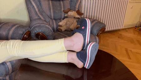 SMALL FEET SHOEPLAY IN CROCS - MP4 HD