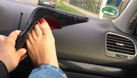 Neele - Black Santa Cruz Pumps In The Car - mp4 1920x1080