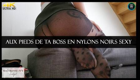 Aux pieds de ta Boss en nylons noirs sexy