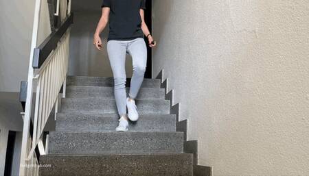 GIRL LOST SHOE IN THE ELEVATOR - MP4 Mobile Version