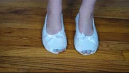 Rapid Foot Growth from Magic Slippers that are suppose to fix Deanna's Sore Feet! Slippers Destroyed by Foot Growth MP4 640