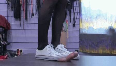Low white converse and cockbox