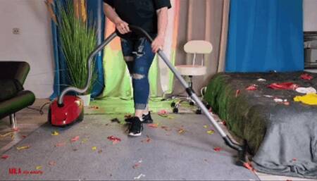 Mila - Cleaning after balloon thunder