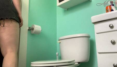 Roommate Licks my Piss Covered Pussy (wmv)